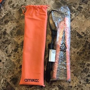 NEW Amika Straightener